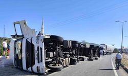Bingöl’de saman yüklü kamyon devrildi, yol trafiğe kapandı