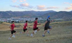 Muş’ta karate sporcuları dağ koşusuyla kondisyon artırıyor