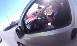 76 yaşındaki Hüseyin dedenin bayrak aşkı yürekleri ısıttı: "Ben bu bayraksız yola çıkmam"