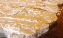 Ahlat’ta dolu yağışı cadde ve sokakları beyaza bürüdü