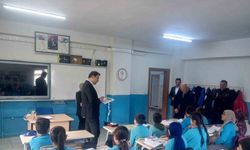 Aydıntepe Kaymakamı Bayram öğrencilerle derslere katıldı