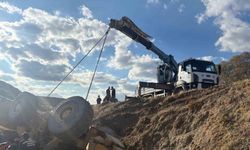 Devrilen iş makinesi altında kalan operatör kurtarıldı