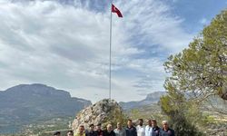 Direk yenilendi, yeni bayrak göndere çekildi