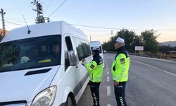 Eğirdir’de jandarma trafik uygulamasında 4 servis aracına ceza kesildi