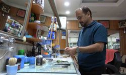 ’Kuaför’ yerine ’berberi’ tercih ediyor, klasik işletmesinde hala çeyrek asır önceki müşterisini tıraş ediyor