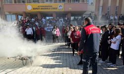 Okul bahçesinde yangın tatbikatı yapıldı