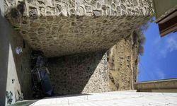 Otomobil 15 metrelik uçurumdan düştü: Sürücü yaralı kurtuldu