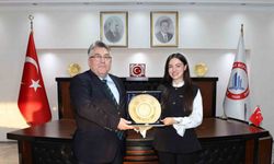 Rektör Özölçer "Yılın Doktora Tezi" ödülü sahibi Dr. Öğr. Üyesi Timur’u makamında kabul etti