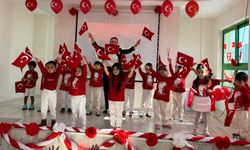 Mezitli'de Minik Kalplerin Cumhuriyet Coşkusu Büyüledi