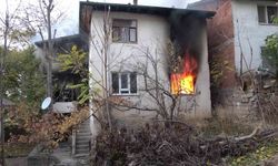 Amasya'da iki katlı evde yangın: Yaşlı kadın yangını ağlayarak izledi