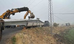 Bingöl'de virajı alamayan tır yan yattı