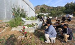 Bozyazı'da vefat eden öğretmen kabri başında anıldı