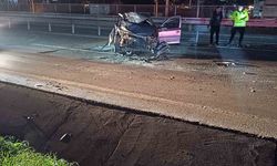 Demir bariyerlere çarpan otomobil parçalandı: Sürücü yaralandı