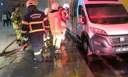 Diyarbakır’da itfaiye ekiplerinin karavan yangınına müdahalesi kask kamerasında