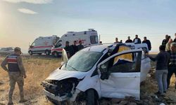 Elazığ’da hafif ticari araç  tarlaya uçtu: 3 yaralı