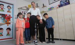 Enkazdan 46. saatte kurtarılan genç öğretmen, protez bacağıyla geri döndüğü mesleğinde minik öğrencileriyle yaşama tutundu