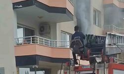 Erdemli’de bina yangını korkuttu