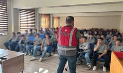Erzincan çocuk polisi öğrencileri bilgilendirmeye devam ediyor