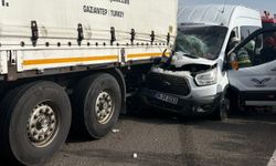 Gaziantep'te minibüs tıra arkadan çarptı: 5 yaralı