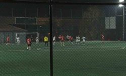 Geç saatlere kadar açık olan halı sahadaki aşırı gürültü mahalle halkının kabusu oldu