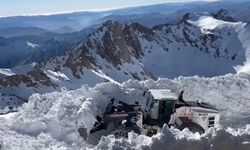 Hakkari'de karla mücadele çalışmaları aralıksız sürüyor