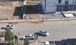 Hastane bahçesine girmek isteyen sürücü refüje çıktı