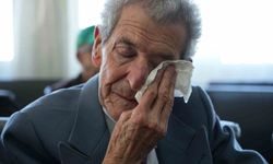 Huzurevinde öğrencilerden emekli öğretmenlere gönülleri ısıtan sürpriz: Gözyaşları sel oldu