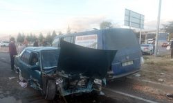 Isparta’da kamyonetle çarpışan otomobil hurdaya döndü: 2 yaralı