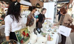Kadın kursiyerler el emeği ürünlerini öğretmenler için sergiledi
