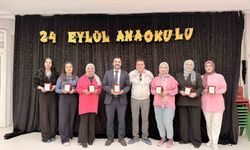 Mahalle muhtarından öğretmenlere plaketli kutlama