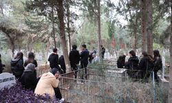 Öğrencileri, öğretmenler gününde vefat eden öğretmenlerini unutmadı