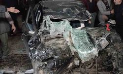 Tır dorsesine çarpan otomobil hurda yığınına döndü, sıkışan sürücü güçlükle kurtarıldı