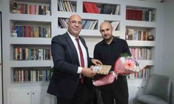 Van'da bıçaklı saldırıda yaralanan öğretmene moral ziyareti