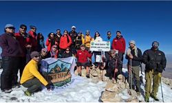Vanlı dağcılardan 'Öğretmenler Günü'ne özel tırmanış