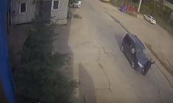 Yolun karşısına geçmek isteyen yaşlı adama aracın çarpma anı kamerada