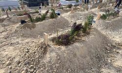 Mersin'de komşusu tarafından öldürülen anne ve oğlu toprağa verildi