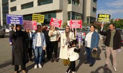 Mersin'de maaşlarını alamayan işçiler, adliye önünde açıklama yaptı