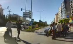 O anlar kamerada: Kırmızı ışıkta geçen otomobil motosikletliye çarptı