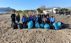 Öğrenciler sahilde temizlik yaptı