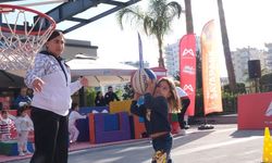 Mersin'de çocuklar AVM'de sporla buluştu
