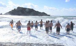 Mersin'de gelenek bozulmadı, yeni yılın ilk gününde denize girdiler