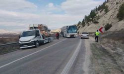Mersin'de otobüsle minibüs çarpıştı, kaza ucuz atlatıldı: 2 yaralı