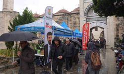 Tarsus'ta 6 Şubat depremlerinin yıl dönümünde helva ikramı yapıldı