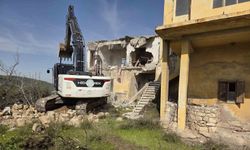 Akdeniz'de metruk binalar bir bir yıkılıyor