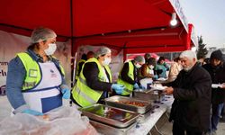 Didim'de vatandaşlar Cumhuriyet Kent Meydanı'nda kurulan iftar sofrasında buluştu