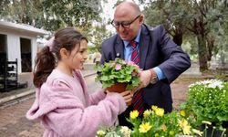 Erdemli'de kabir ziyaretine gelenlere çiçek dağıtıldı