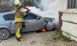 Hatay'da park halindeki otomobil alevlere teslim oldu