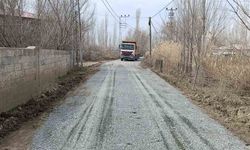 Iğdır'da köy yolunda onarım ve kumlama çalışması