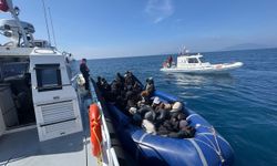 İzmir açıklarında denizde sürüklenen bottaki 30 göçmen kurtarıldı