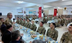 Kara Kuvvetleri Komutanı Orgeneral Tokel, Mehmetçiklerle iftarda bir araya geldi